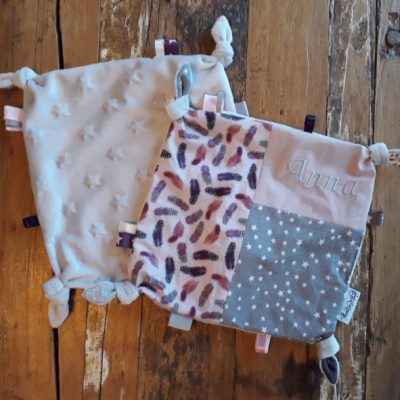 Doudou étiquettes à noeuds